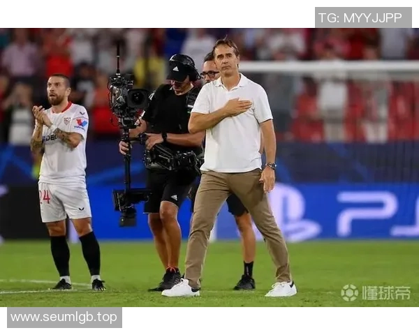 镜头捕捉:欧联赛场小动作引发热议 镜头捕捉:欧联赛场小动作引发热议