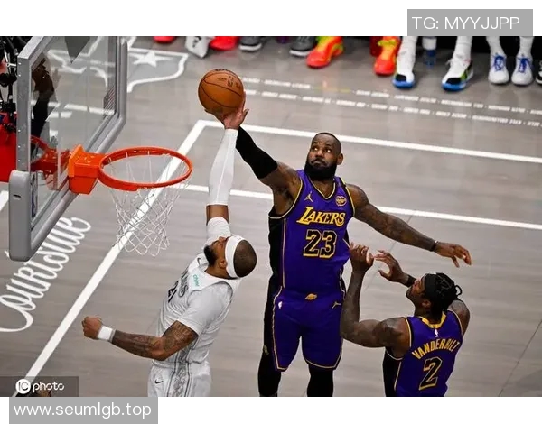 镜头捕捉:湖人赛场小动作引发热议 镜头捕捉:湖人赛场小动作引发热议